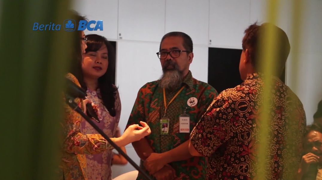 Bakti BCA menyerahkan donasi kepada WWF Indonesia dan Perdami.